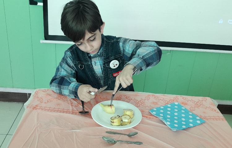 :کلاس اتیکت،میزغذا خوری،آموزش کار با قاشق،کارد و چنگال 1