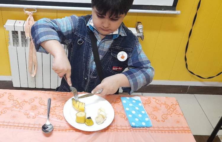 :کلاس اتیکت،میزغذا خوری،آموزش کار با قاشق،کارد و چنگال 2