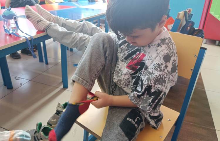 :کلاس استقلال من، موضوع پا کردن جوراب و کفش 1