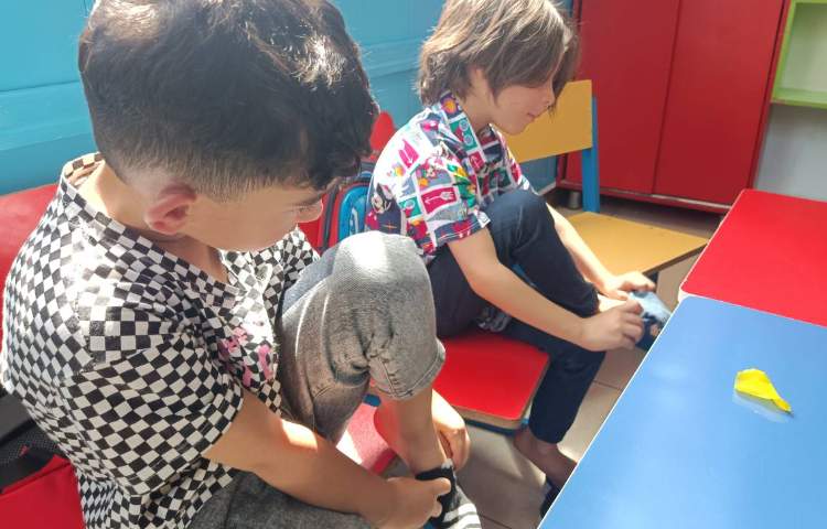 :کلاس استقلال من، موضوع پا کردن جوراب و کفش