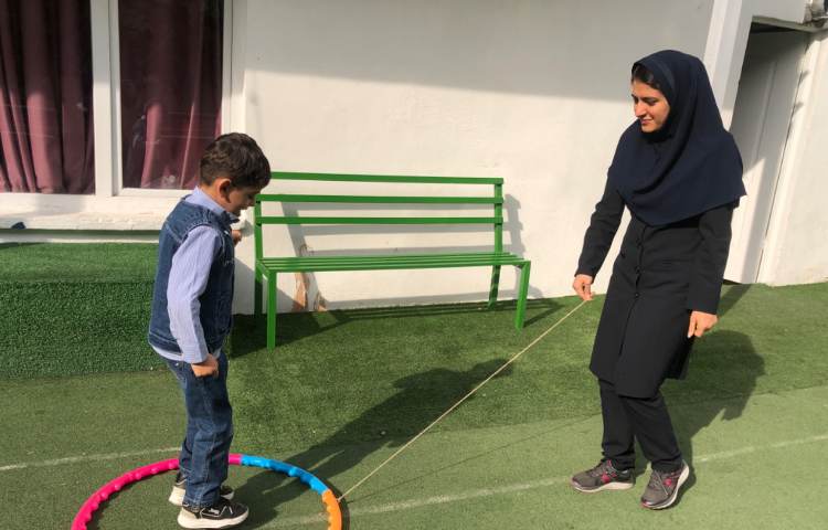 کلاس بازی هدفمند: جفت پا و لی‌لی رفتن از داخل حلقه 1