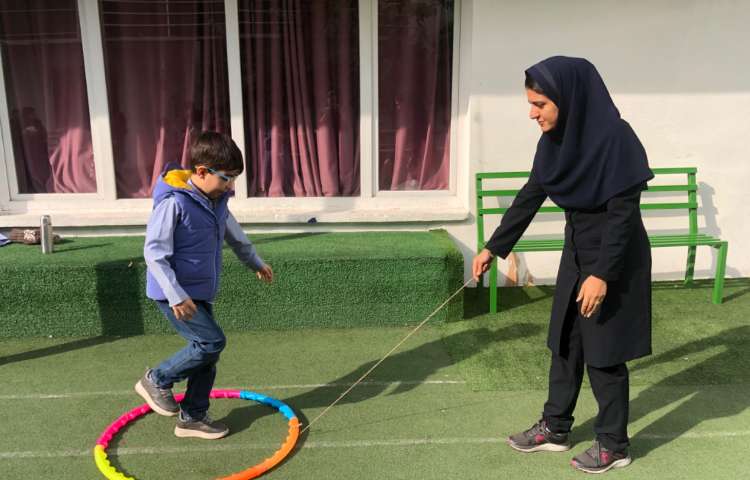 کلاس بازی هدفمند: جفت پا و لی‌لی رفتن از داخل حلقه 2