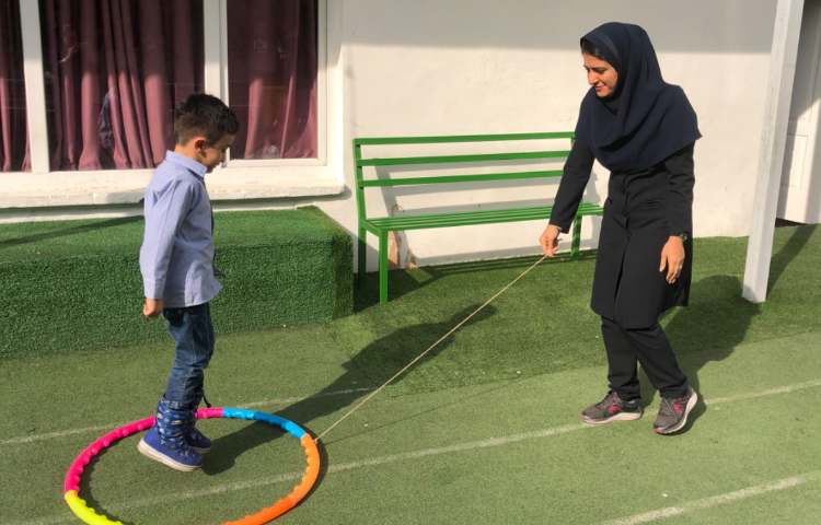 کلاس بازی هدفمند: جفت پا و لی‌لی رفتن از داخل حلقه 4