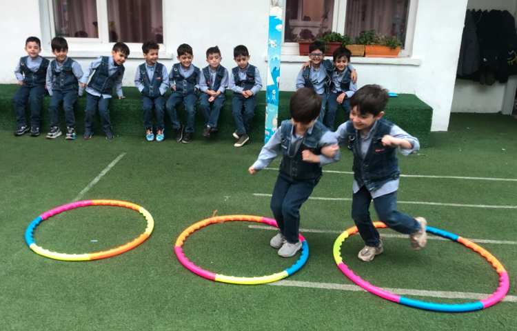 کلاس بازی هدفمند پریدن از داخل حلقه به صورت دونفره‌ای 1