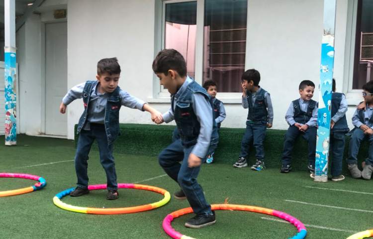 کلاس بازی هدفمند پریدن از داخل حلقه به صورت دونفره‌ای 2