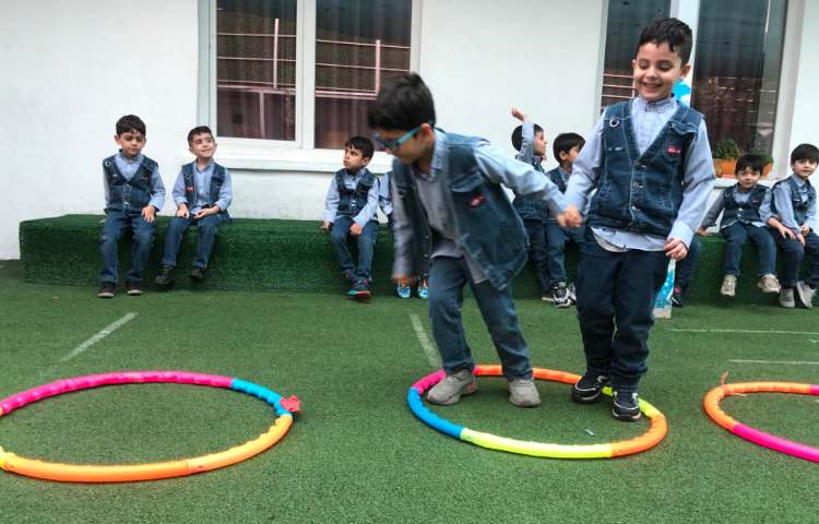 کلاس بازی هدفمند پریدن از داخل حلقه به صورت دونفره‌ای 3