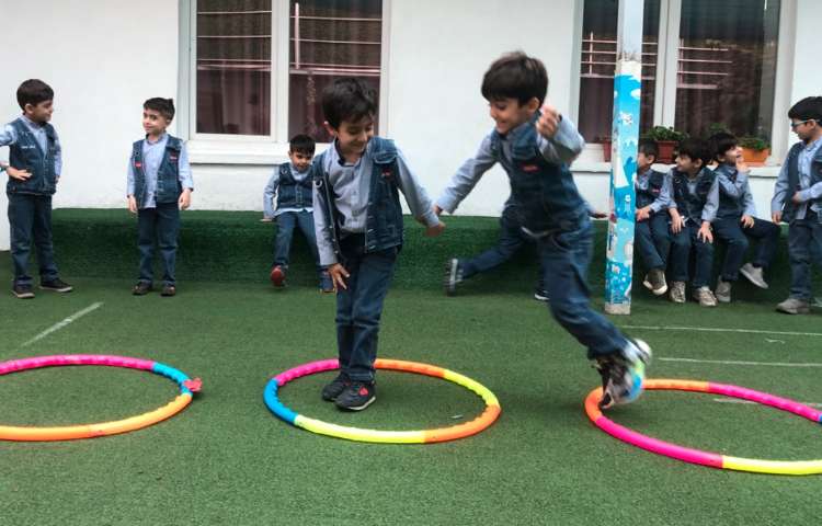 کلاس بازی هدفمند پریدن از داخل حلقه به صورت دونفره‌ای 4