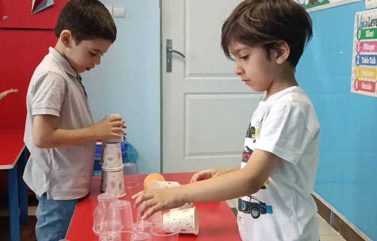 :کلاس بازی و ریاضی با موضوع مسابقه لیوان چینی