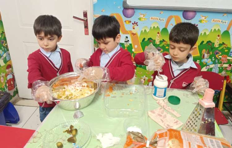 کلاس بدون دیوار (برای انگیزه حروف ر مانند:رنده) وسایل الویه را رنده و در آخر نوش جان کردند. 3