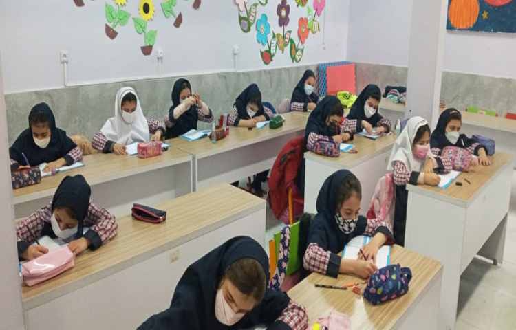 کلاس حضوری املا همراه با دانش آموزان