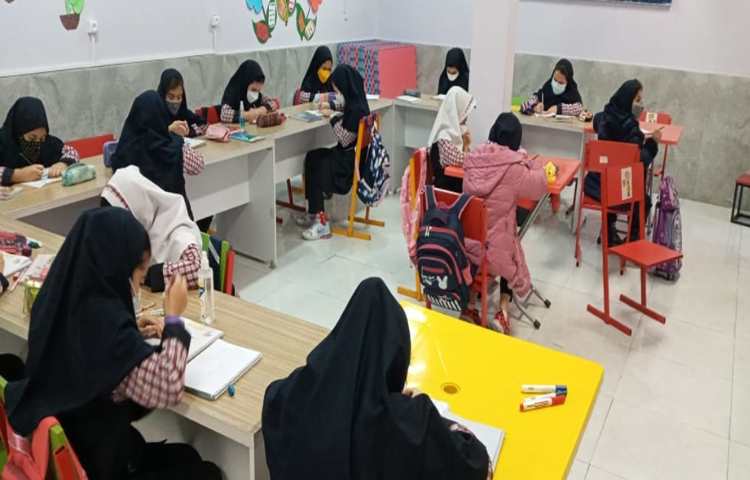 کلاس حضوری همراه با دانش آموزان 3