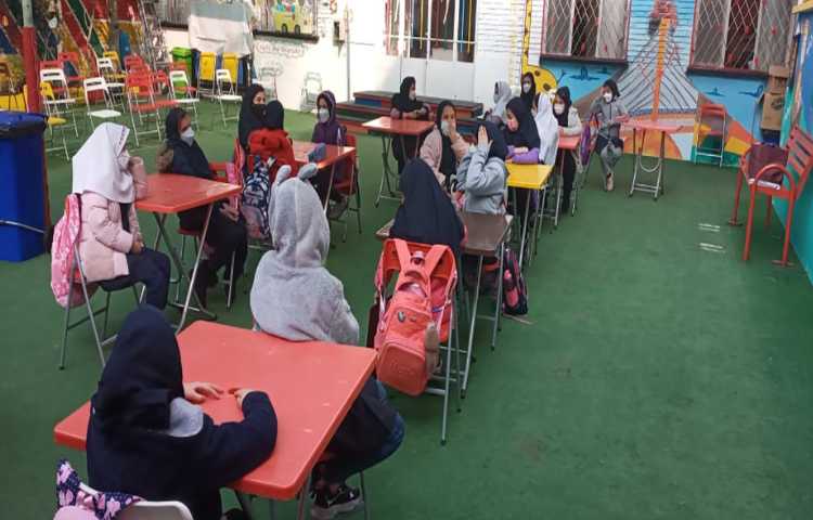 کلاس حضوری همراه با دانش آموزان 4