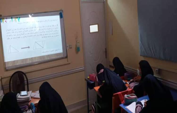کلاس حل تمرین ریاضی توسط دانش آموزان 3