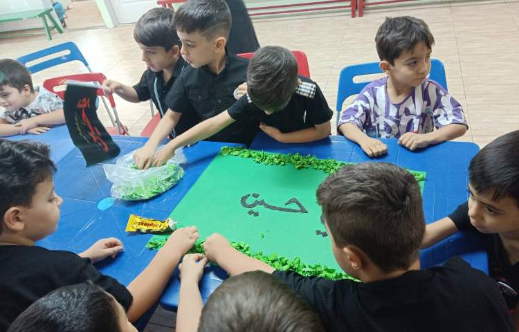 : کلاس خلاقیت، تکه چسبانی پرچم به مناسبت محرم 2