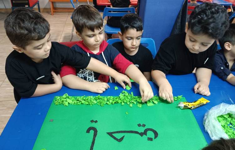 : کلاس خلاقیت، تکه چسبانی پرچم به مناسبت محرم