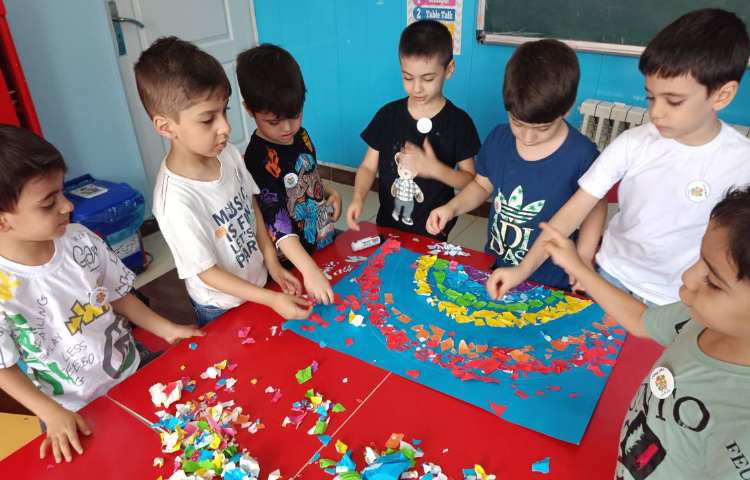 :کلاس خلاقیت موضوع تکه چسبانی رنگین کمان