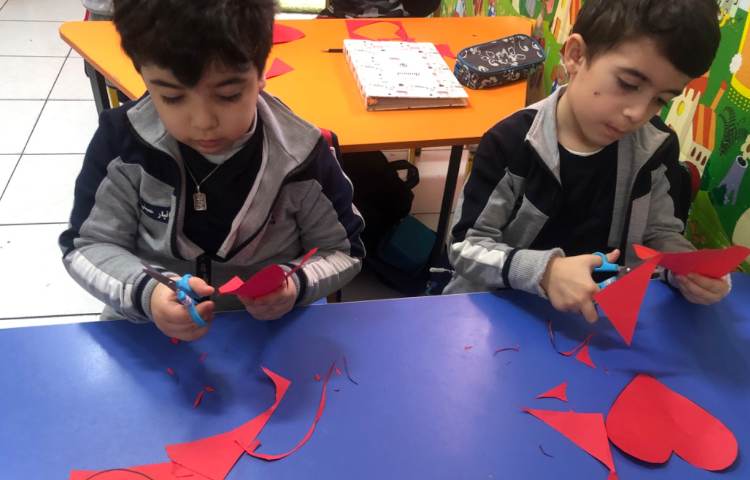 کلاس دستان توانا:برای تثبیت نشانه‌ی (ت) کاردستی توت فرنگی درست کردیم 1