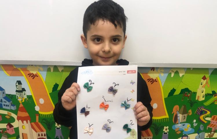 کلاس دستان توانا: برای تفهیم نشانه (پ) ماکارونی فرمی را دانش‌آموزان رنگ کردند و پروانه درست کردند 1