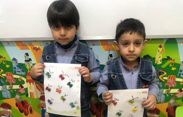 کلاس دستان توانا: برای تفهیم نشانه (پ) ماکارونی فرمی را دانش‌آموزان رنگ کردند و پروانه درست کردند 2