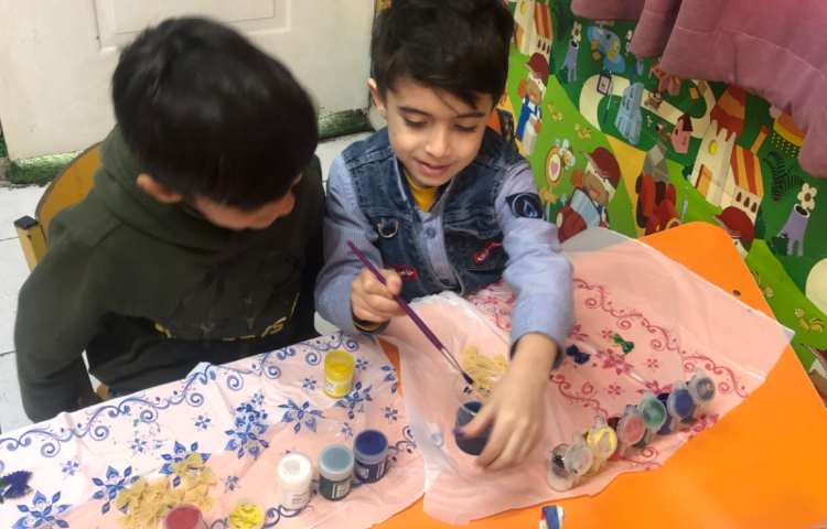 کلاس دستان توانا: برای تفهیم نشانه (پ) ماکارونی فرمی را دانش‌آموزان رنگ کردند و پروانه درست کردند 3