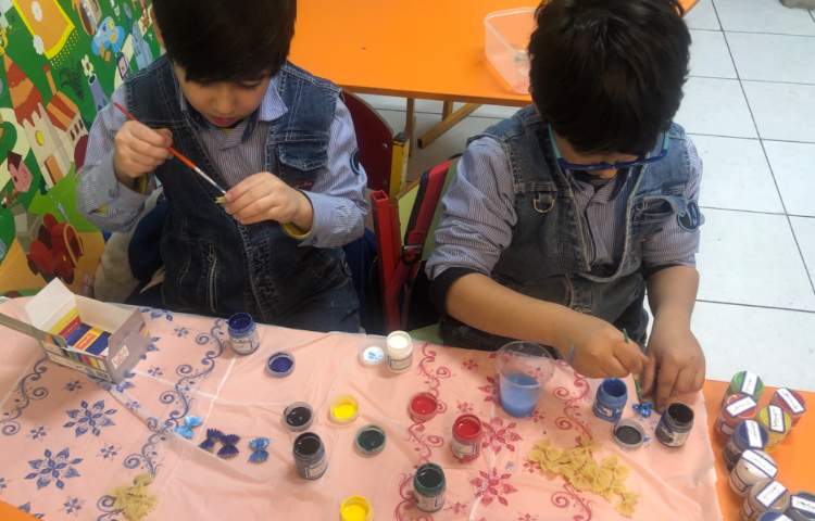 کلاس دستان توانا: برای تفهیم نشانه (پ) ماکارونی فرمی را دانش‌آموزان رنگ کردند و پروانه درست کردند