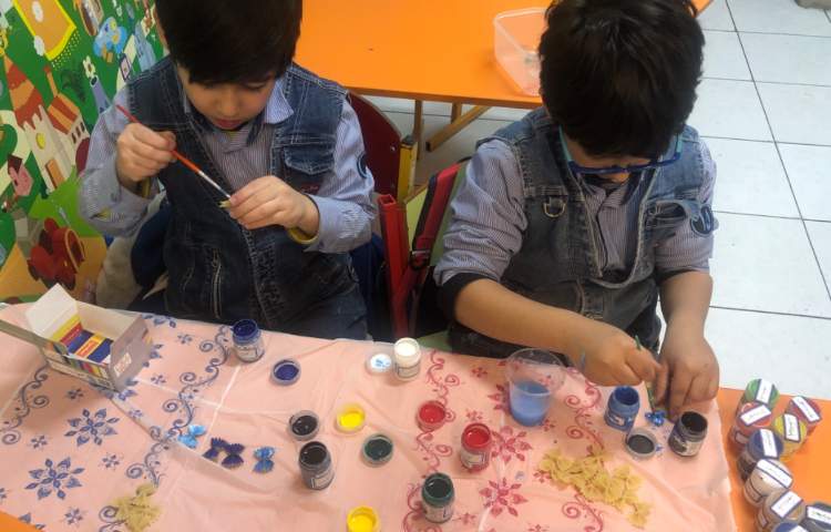 کلاس دستان توانا: برای تفهیم نشانه (پ) ماکارونی فرمی را دانش‌آموزان رنگ کردند و پروانه درست کردند