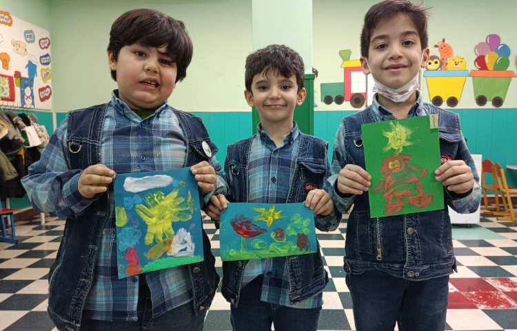 :کلاس دنیای رنگی من، نقاشی یک روز آفتابی با استفاده از رنگ انگشتی 3