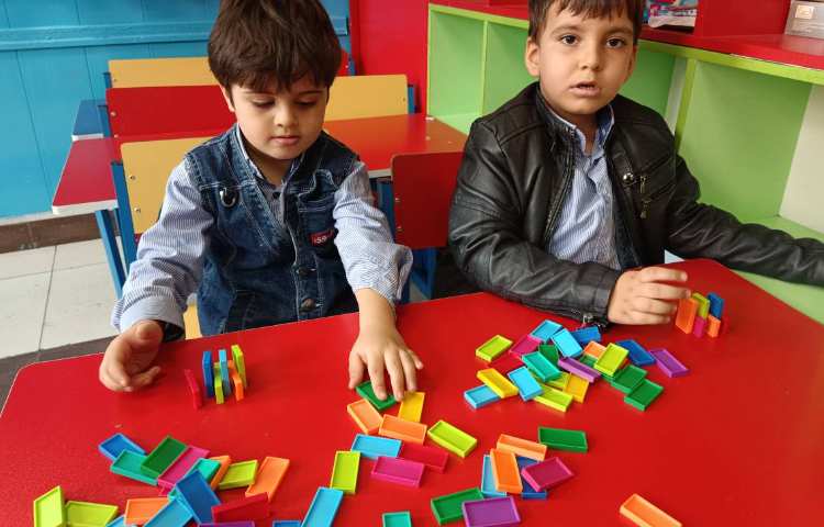 کلاس دومینو : اصولی قرار دادن دومینو با رعایت فاصله استاندارد 3