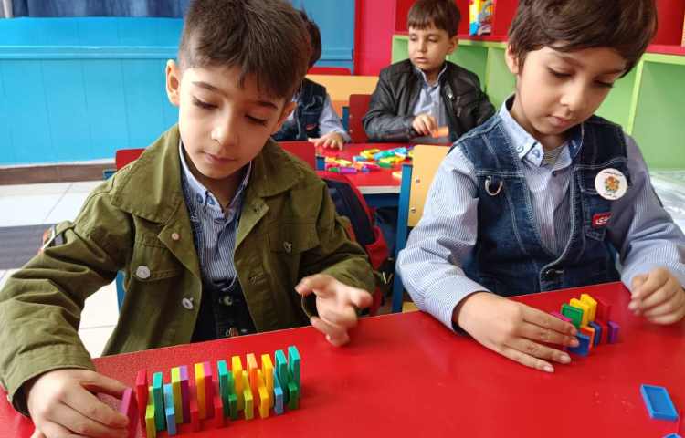 کلاس دومینو : اصولی قرار دادن دومینو با رعایت فاصله استاندارد 4