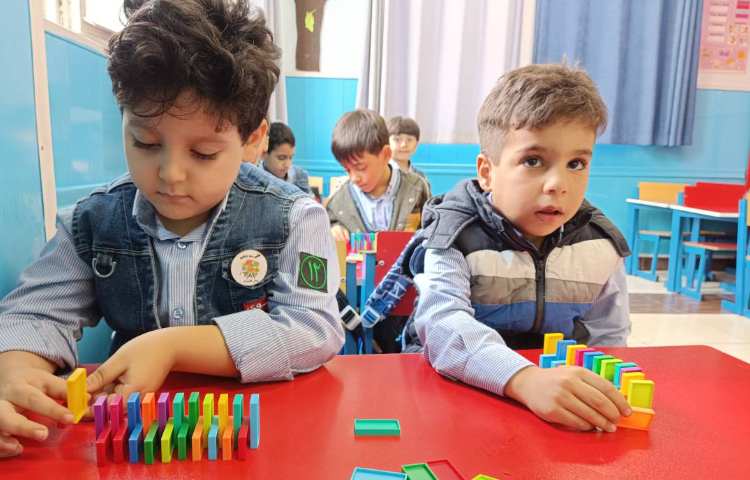 کلاس دومینو : اصولی قرار دادن دومینو با رعایت فاصله استاندارد 5