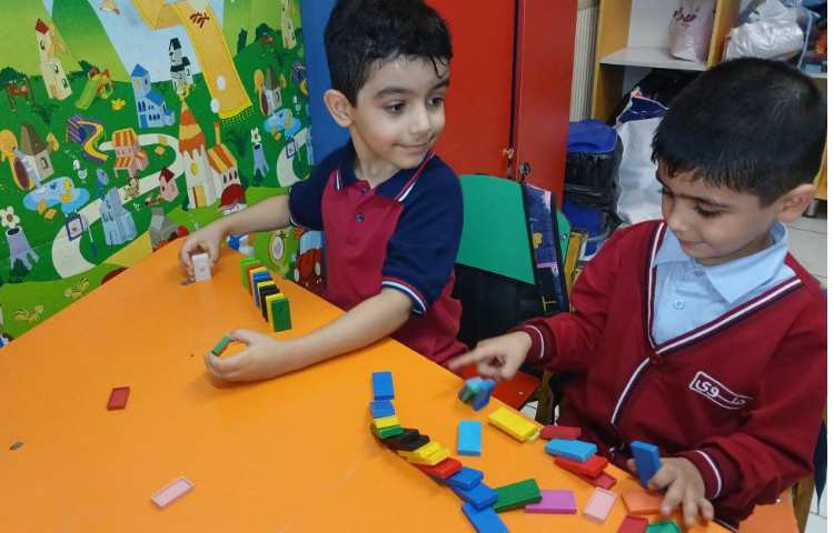 کلاس دومینو برگزار شد و طرز صحیح دومینو دست گرفتن توضیح داده شد. 1