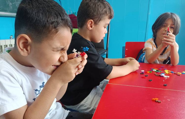 :کلاس ذهن زیبا با موضوع عبور کاموا از ماکارونی و رنگ آمیزی ماکارونی، کار با چینه