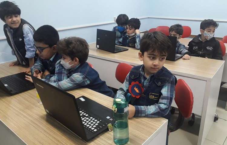 کلاس رایانه دانش آموزان پایه دوم دبستان علوی 1