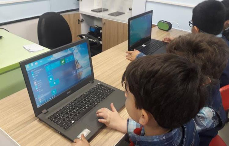 کلاس رایانه دانش آموزان پایه دوم دبستان علوی 4