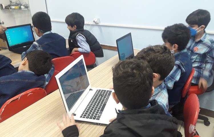 کلاس رایانه دانش آموزان پایه دوم دبستان علوی 5