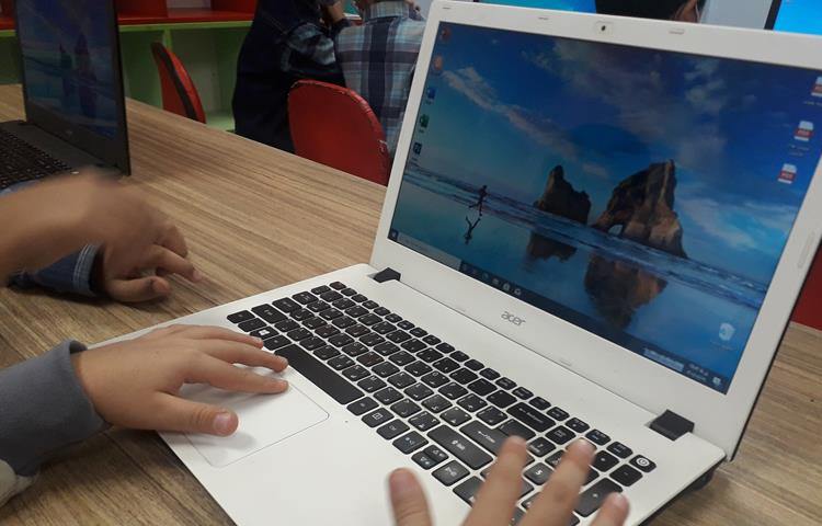 کلاس رایانه دانش آموزان پایه دوم دبستان علوی 6