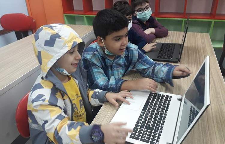 کلاس رایانه دانش آموزان پایه دوم دبستان علوی 7