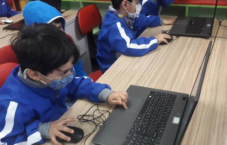 کلاس رایانه (مبحث پینت) پیش دبستان علوی 2