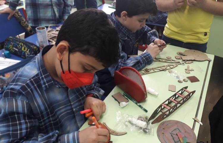 کلاس رباتیک (ساخت آسیاب بادی )پایه چهارم دبستان 1