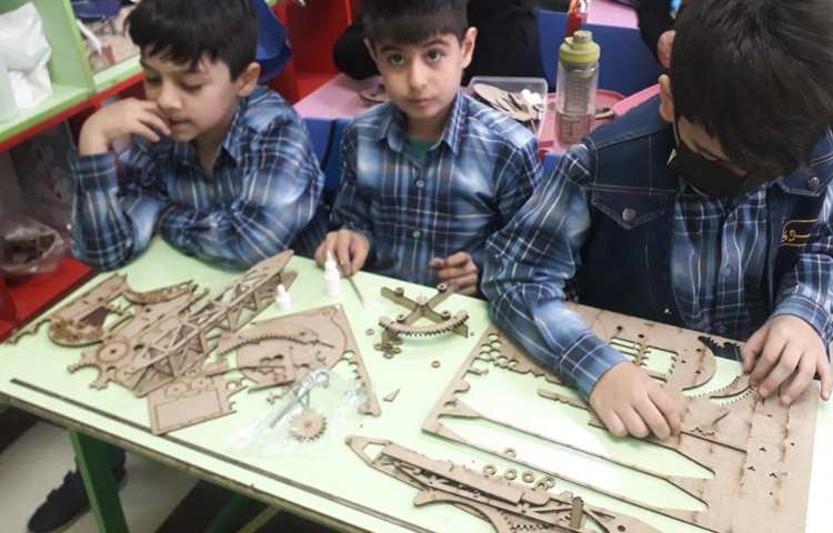 کلاس رباتیک (ساخت آسیاب بادی )پایه چهارم دبستان 2