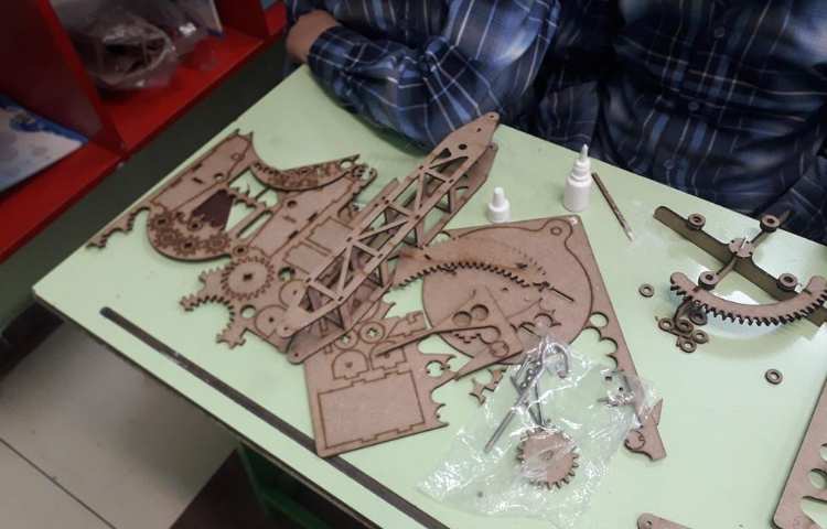 کلاس رباتیک (ساخت آسیاب بادی )پایه چهارم دبستان 3