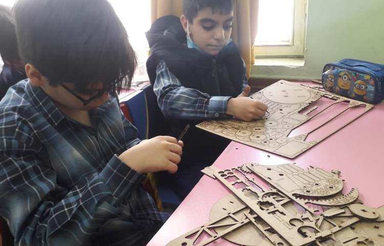 کلاس رباتیک (ساخت آسیاب بادی )پایه چهارم دبستان 4