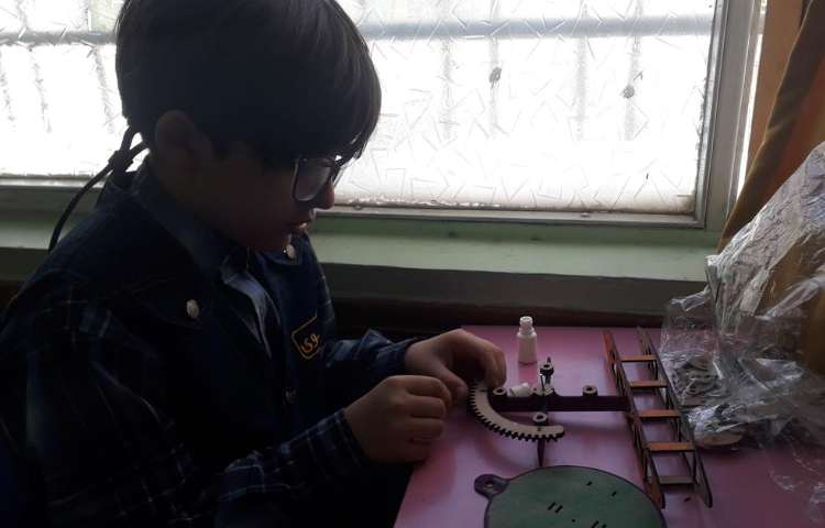 کلاس رباتیک (ساخت آسیاب بادی )پایه چهارم دبستان 5