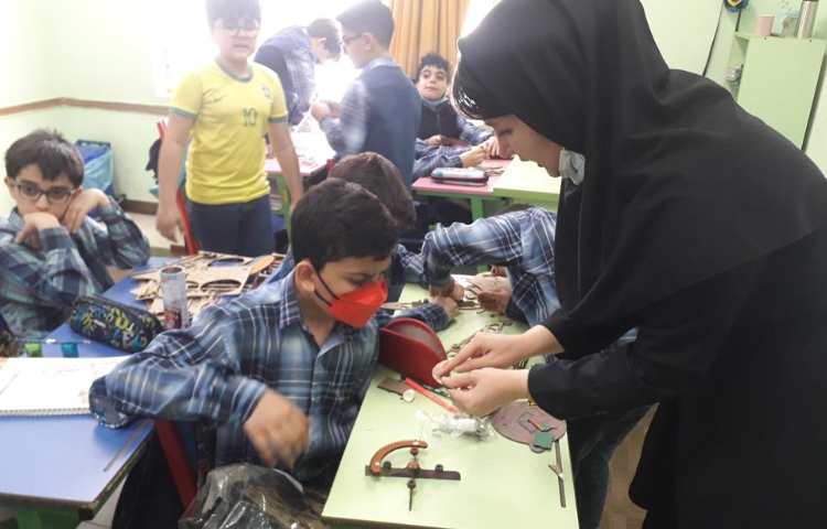 کلاس رباتیک (ساخت آسیاب بادی )پایه چهارم دبستان 7