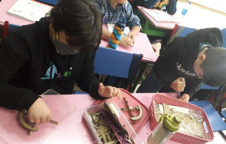 کلاس رباتیک (ساخت آسیاب بادی )پایه چهارم دبستان 8