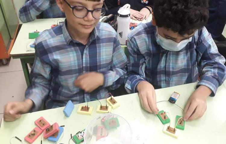 کلاس رباتیک (ساخت مدارهای سری و موازی ) 1