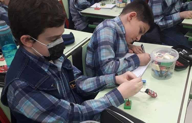 کلاس رباتیک (ساخت مدارهای سری و موازی ) 2