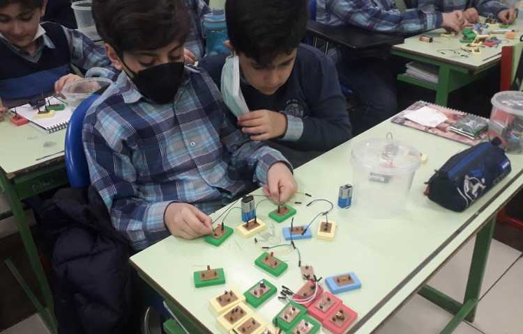 کلاس رباتیک (ساخت مدارهای سری و موازی ) 3