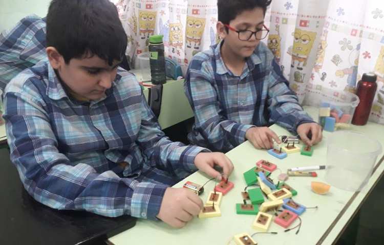 کلاس رباتیک (ساخت مدارهای سری و موازی ) 4