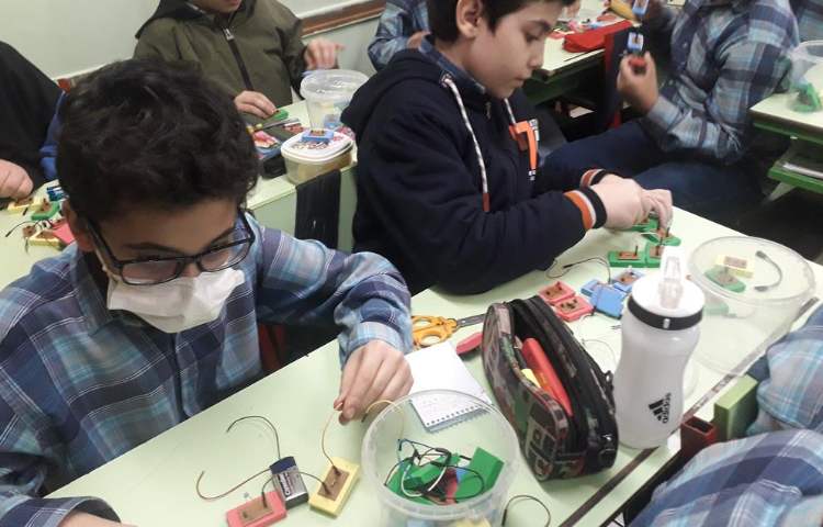 کلاس رباتیک (ساخت مدارهای سری و موازی ) 6